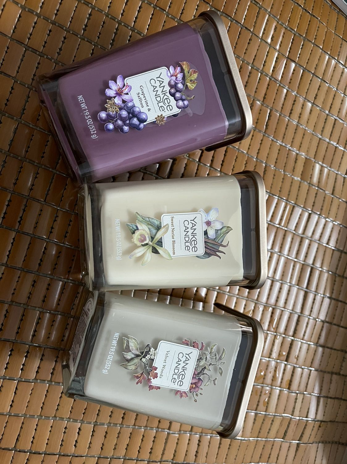 Mùi này thơm ngọt kiểu dễ thương, rõ mùi hoa và mùi vani nhé. Màu cưng. Dễ dùng. Đóng gói thì đủ 7 7 49 lớp luôn.