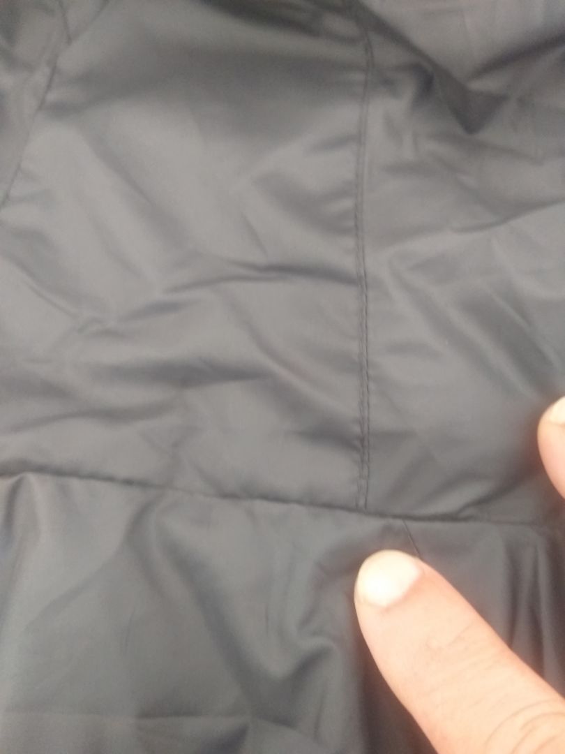 nhìn chung áo tạm được. Nhưng hai bên cổ trước bên trong bị đùn. chân cổ sau bên ngoài so le không trùng nhau. nách ngoài so le không trùng nhau. giao hàng quá lâu. cho shop 4sao. rút kinh nghiệm. quý khách hàng nếu có mua nên suy nghĩ kỹ trước khi mua.