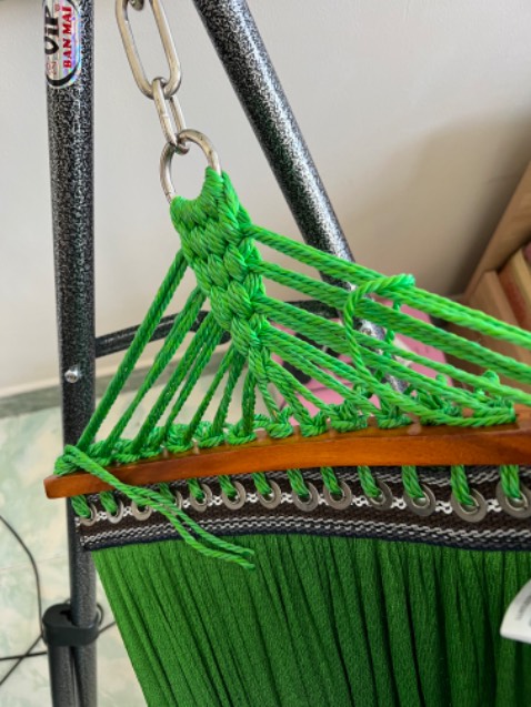 Bán hàng không có tâm. 
Đã cố mua loại VIP mà giao hàng thì lại giao loại lưới em bé. Khung sắt thì to mà lưới thì ngắn , phải để võng nấc trong cùng mới gắn vừa lưới võng. Lúc nằm phải co người lại hoặc đầu gối lên lưới gỗ, thật là khó chịu. Biết vậy chạy ra cửa hàng mua cho rồi. Mấy shop bán hàng online kiểu này làm tổn hại thương mại điện tử. Đề nghị shop đổi lưới võng cho khách hàng.