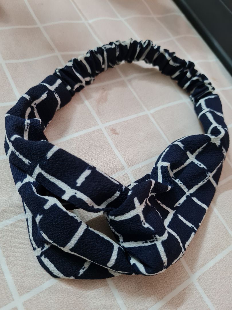 Hàng y hình miêu tả. Buộc mềm mà vẫn giữ chặt tóc, không gây đau. Có thể đeo khi ngủ vẫn thấy dễ chịu.