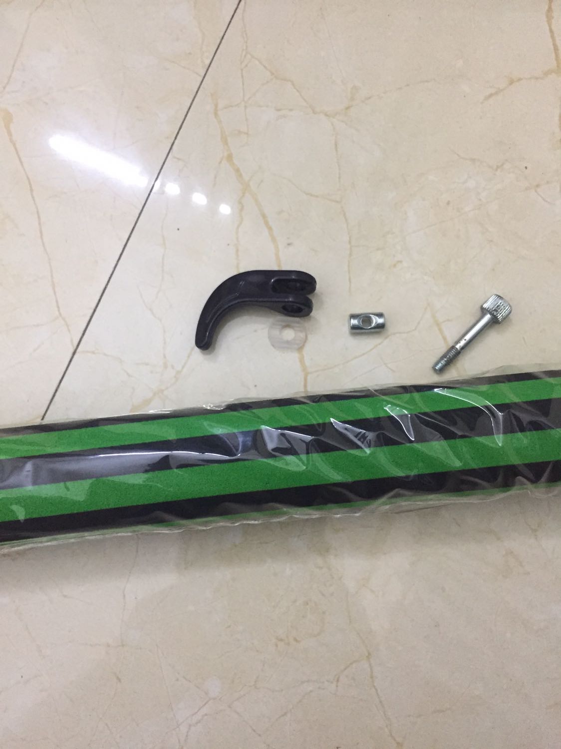 Sản phẩm bị lỗi, thiếu 1 bên đệm cao su, bên còn lại thì không chắc chắn. Chốt chống xoay  lỏng lẻo