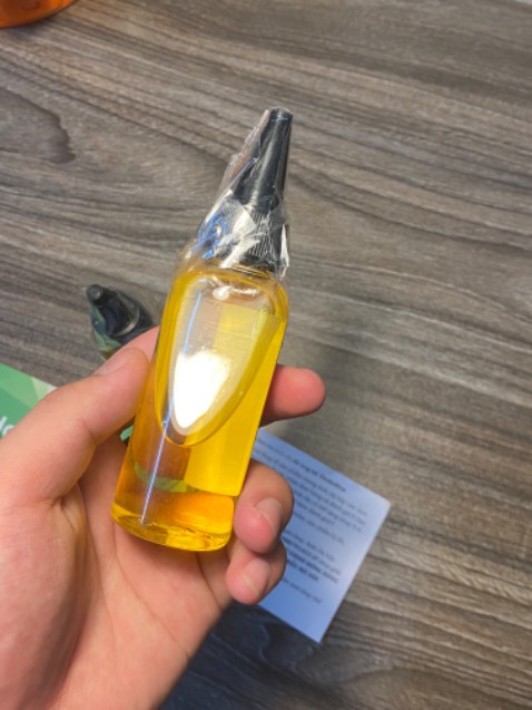 Sản phẩm đóng gói cẩn thận, bao bì nhãn mác bảo hành đầy đủ. Mọi người để ý nắp vặn có núm nhỏ giọt nhưng hơi khó nhìn. Mình chưa dùng nhưng bảo hành và dịch vụ tốt