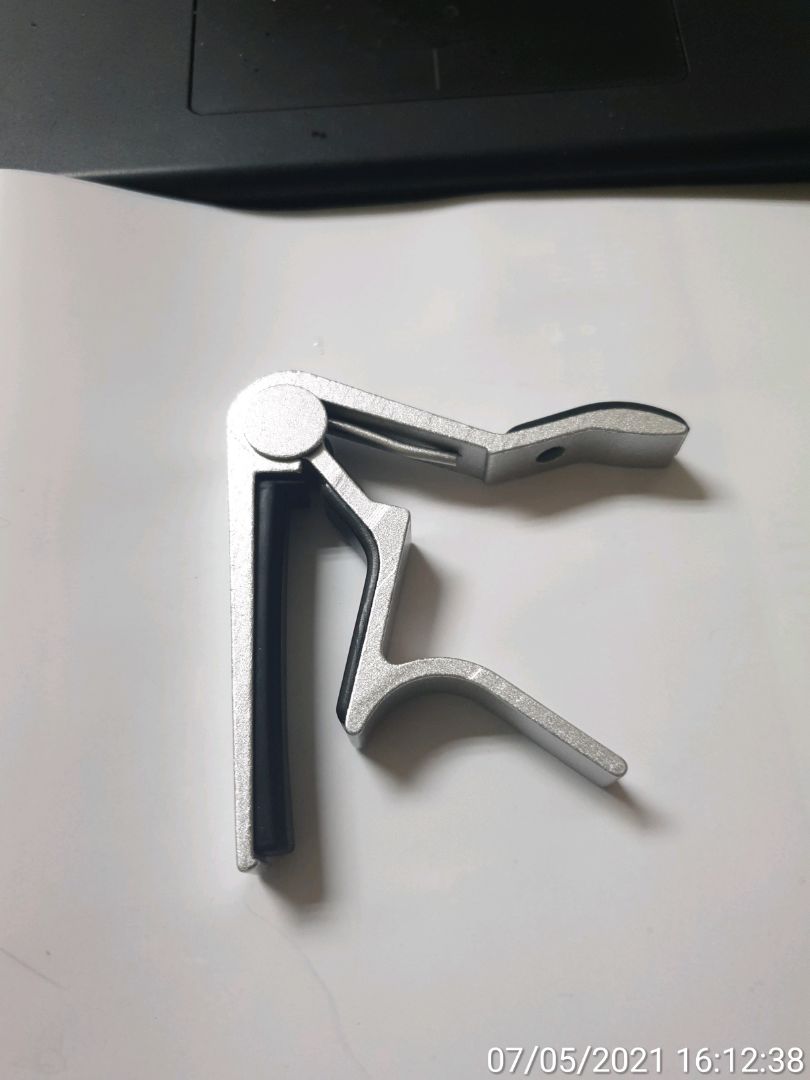 capo nhỏ, cứng. Không hiểu sao lại có thể kẹp được cây classic