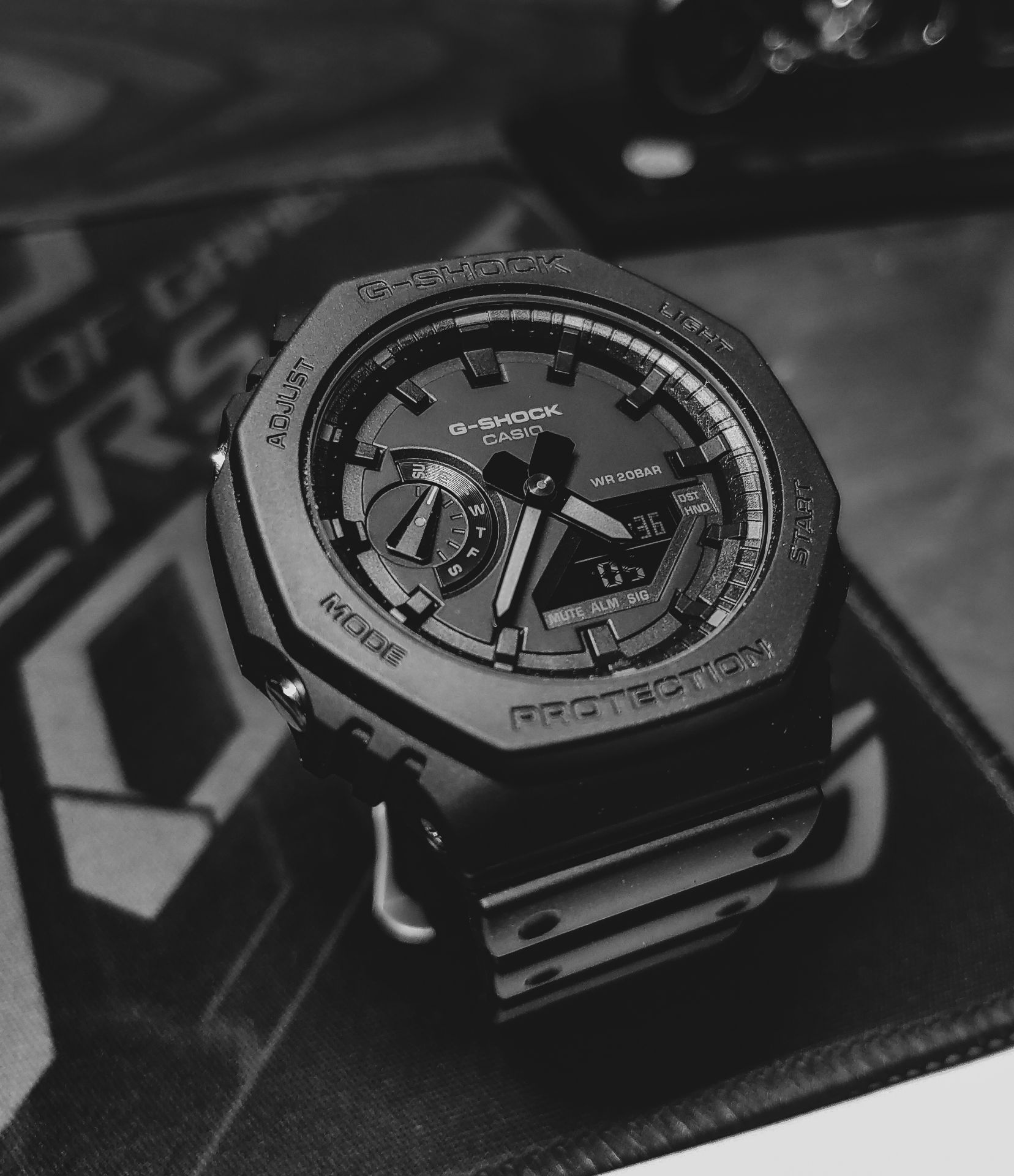 Khỏi bàn. Quá đẹp. Nhẹ. BH 5 năm. Nhưng mà có vẻ đồng hồ vừa tay tầm 16-17. :v tay mình 20 nên đeo trông hơi nhỏ. Với bản này tối hơi khó nhìn.😆