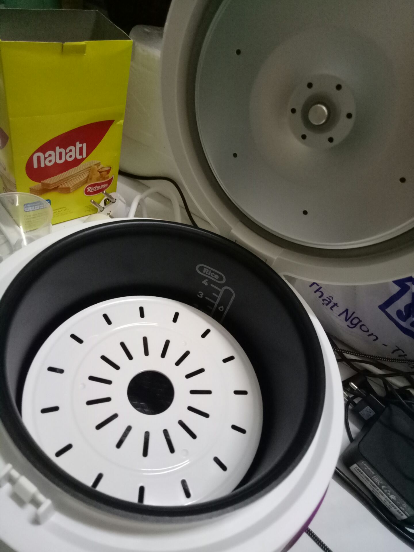 mặc dù nồi không có chỗ hứng nước đọng nhưng những phần khác ổn. lòng nồi dày, phần đáy hình lưới nổi nên phải nhẹ tay. nấu cơm ngon. giao hàng mùa dịch nên khá lâu, quá ngày hẹn mới có hàng