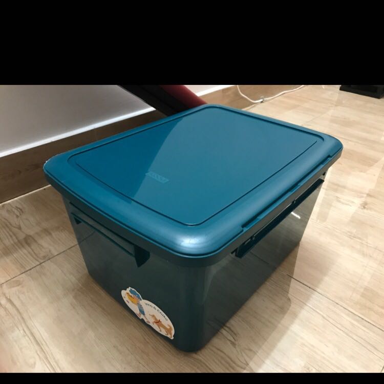 Sản phẩm đẹp, nhưng bị vỡ một góc nắp chắc do quá trình vận chuyển (lười đổi trả nên tự dán lại).
Tiki giao lâu quá, 1 tháng trời, đóng gói không được cẩn thận.