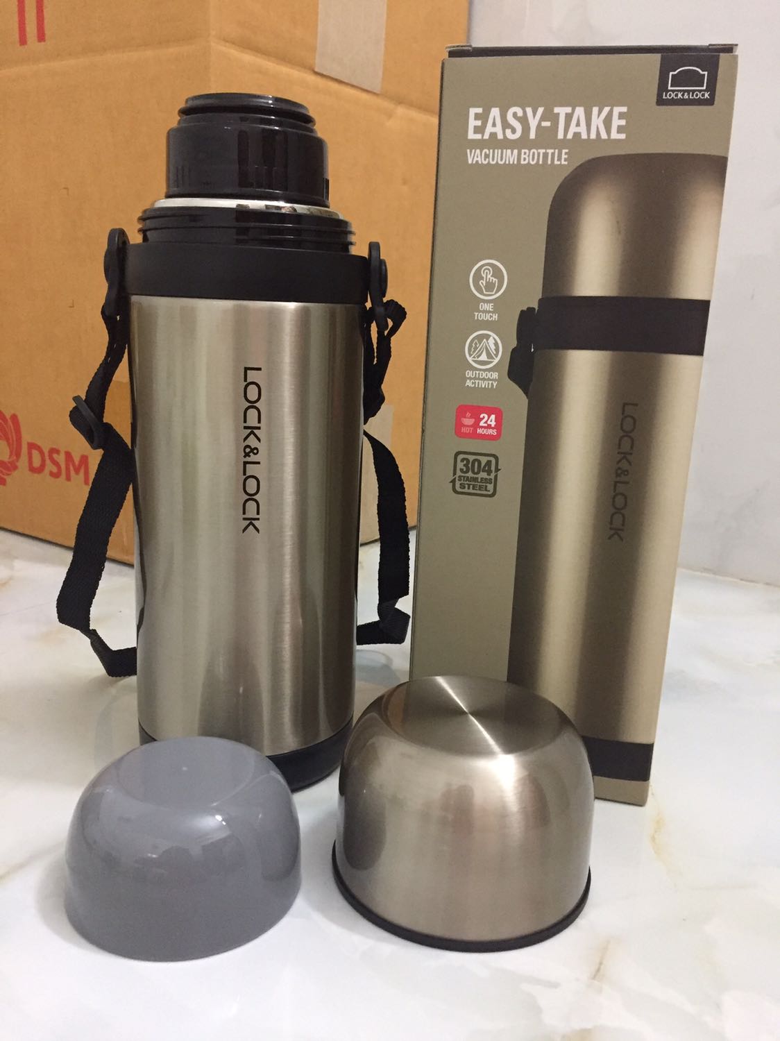 Mình mua khi Tiki đang sale, còn 279k. Giá cả và chất lượng quá ổn. Mình dành ra 24h để *** độ giữ nhiệt với nước nóng. Kết quả vừa ý như mong đợi, sau 1 ngày *** thì nước sôi giảm độ nóng 50%. Bình mình kiểm tra thấy mới tinh, ko móp, ko sướt. Có tặng kèm dây quai đeo. Nói chung mình hài lòng về sản phẩm này.