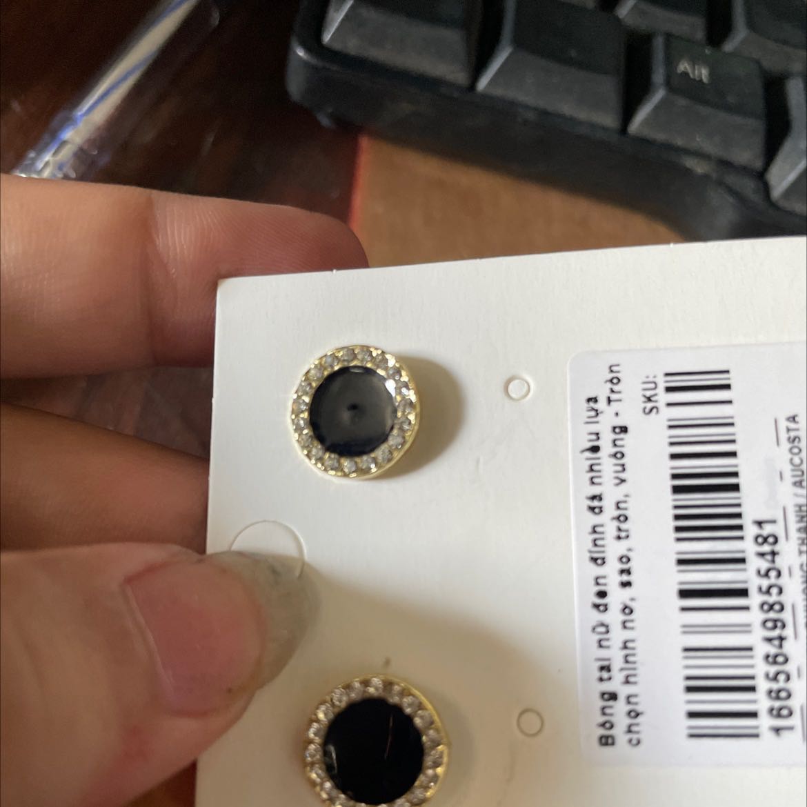 Xấu. Bông tai 55k mà thua hàng chợ. Trên mô tả nói đính đá. Nhận hàng giống tấm nhựa đã vậy còn bị lỗi. Mọi người mua hàng nên cân nhắc