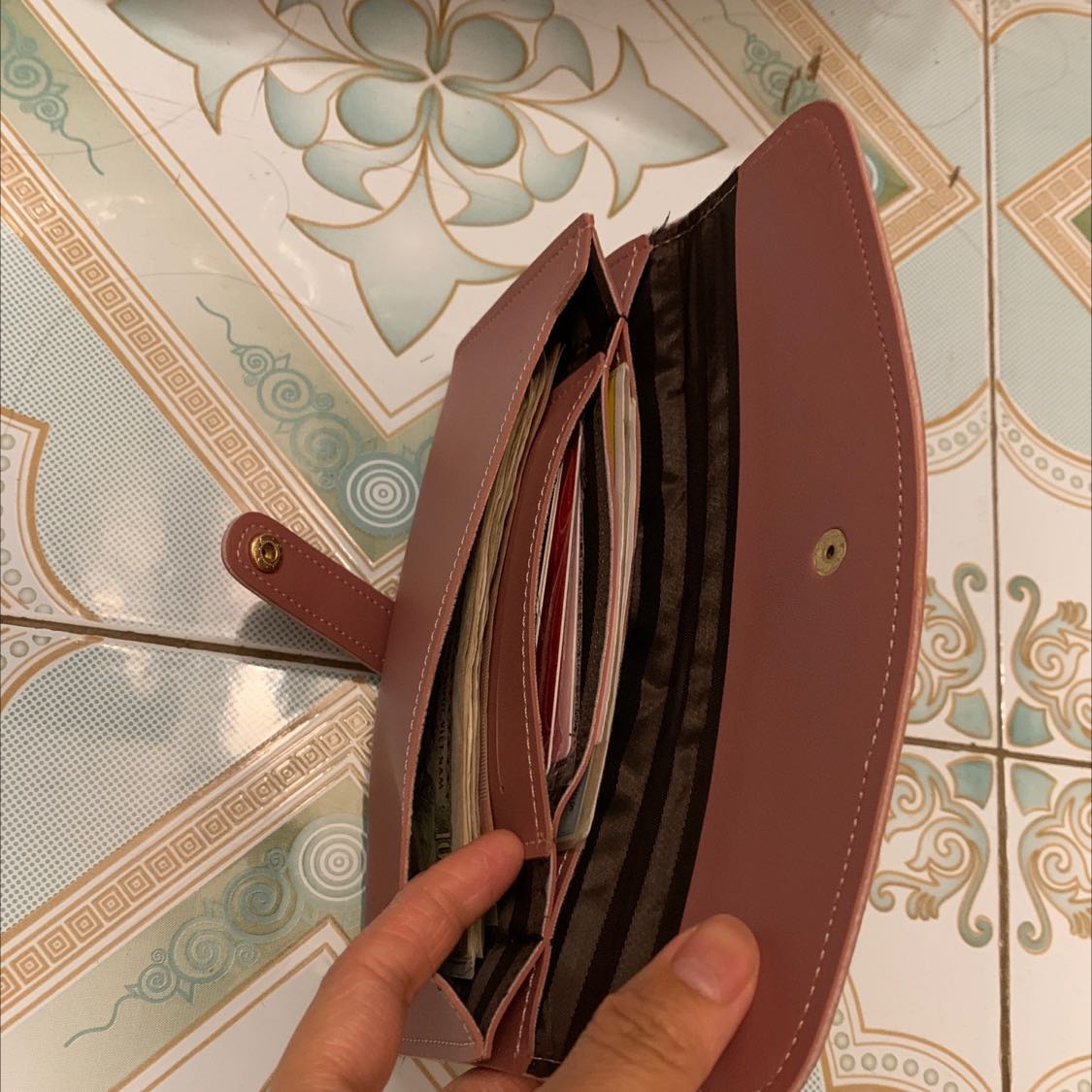 Ví da mềm, màu đẹp, có nhiều ngăn. Để được các nhiều thứ tiện lợi. Mua đợt sale nên rất đáng tiền nhé. Sẽ ủng hộ shop!