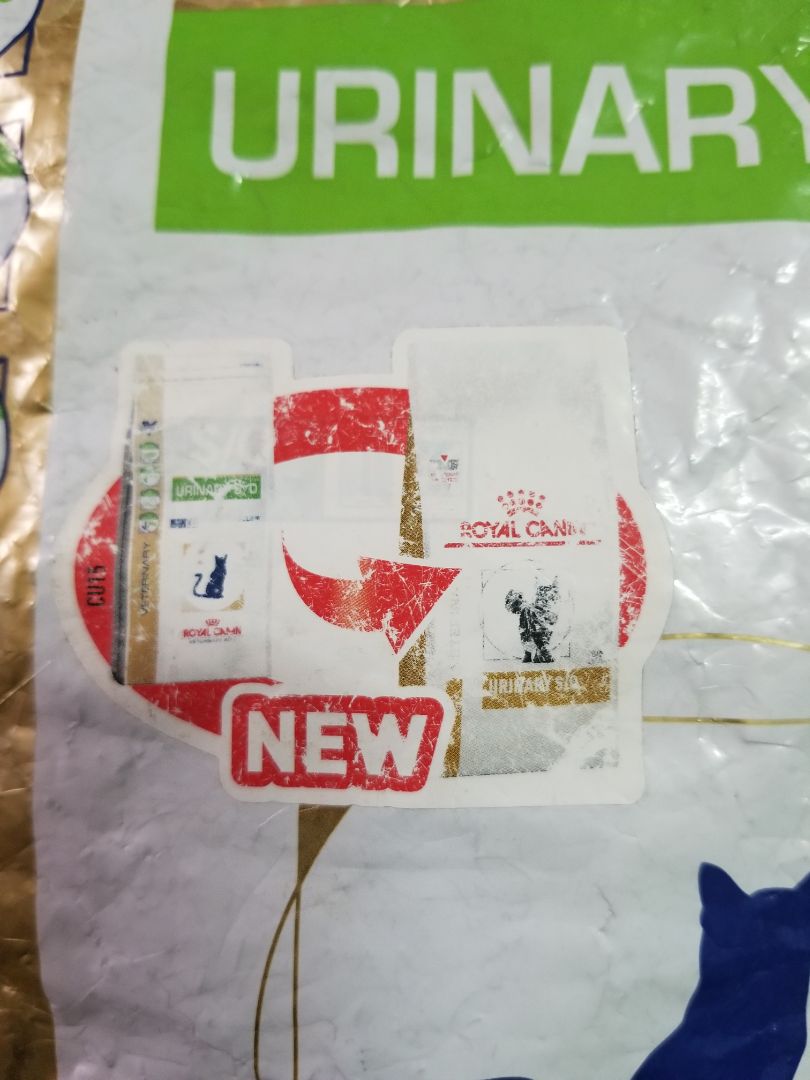 tình trạng bao bì sản phẩm vô cùng tồi tệ, nhàu nát, nhãn mác nhòe không đọc được chữ. Mình có chụp rất nhiều hình và quay clip làm bằng chứng, nếu tiki cần vui lòng liên hệ mình, mình sẵn sàng gửi, mình cũng có thể gửi trực tiếp sản phẩm lại để tiki xem chất lượng hàng hóa như thế nào. Đừng nói vỏ ngoài không ảnh hưởng chất lượng bên trong. Vỏ ngoài tệ như vậy (mọi người cứ xem hình) thì chả ai thèm mua đâu! Vì lúc giao tới không có mình, người nhà nhận giúp. Chứ nếu mình ở đó thì đã trả hàng về lại cho shipper ngay lập tức. Trước khi giao hàng đi bên tiki có kiểm tra sản phẩm không? Chứ sản phẩm xuống cấp trầm trọng như vậy vẫn giao đi được, làm ăn vậy là sao?