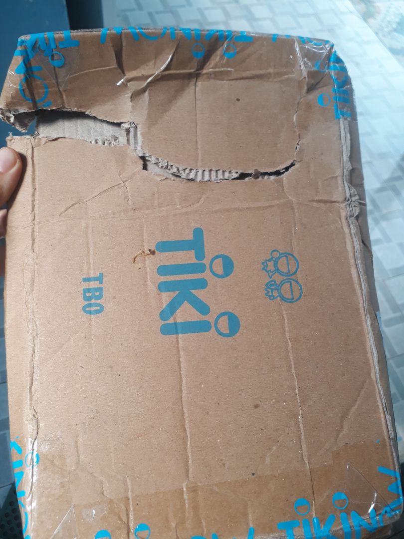 Hàng mới nhận bao bì như trong hình, vận chuyển làm rách ở trong lẫn ngoài. Lần đầu tiên mua hàng ở Tiki mà bị tình trạng như thế này. Trước giờ mua sách vẫn rất tốt nên đề nghị Tiki xem lại dịch vụ giao hàng lần này. Khiêm khắc phê bình.