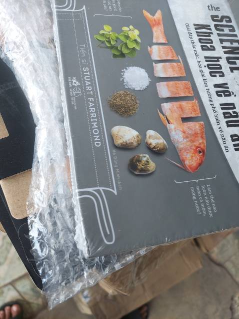 Sách đẹp, giấy in xịn, màu rỏ nét. Nội dung khá hữu ích, nâng cao hiểu biết với những thực phẩm quen thuộc. Giao hàng rất nhanh, đóng gói cũng ok nhunge khui ra thù bị móp góc. Mà mua và đọc sách vì nội dung chứ ko vì cái mác đẹp nên cũng ko ảnh hưởng gì nhiều. Sách trên tiki luôn rẻ hơn giá bìa, tiết kiệm được chút đỉnh trong lúc vật giá phi thiên