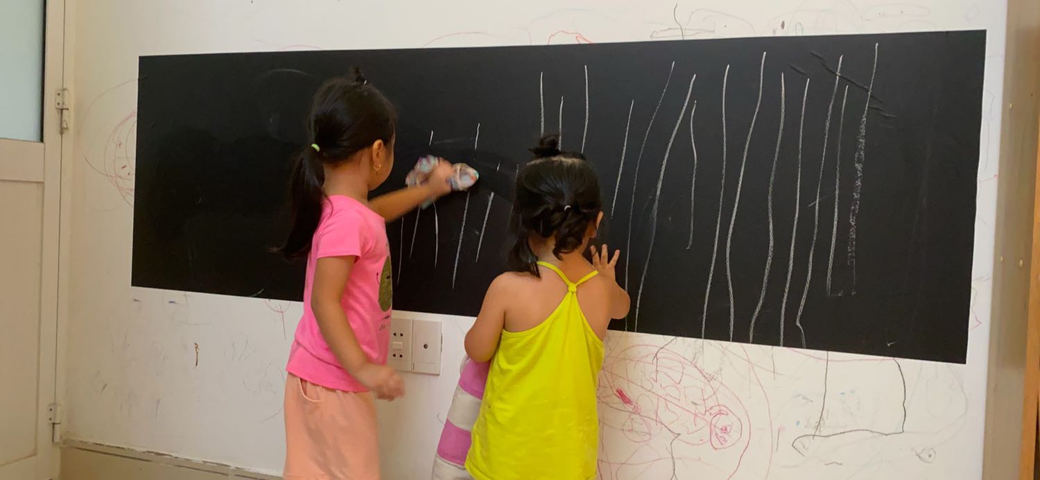 Bảng đẹp, dán lên cho con vẽ vời thoải mái cũng hay. Nhưng nó mỏng nên nếu tường ko mịn thì ko nên mua, vì độ mịn mặt bảng bằng với độ mịn của tường. 
Hiaa thì khá tốt cho 1sp như thế này