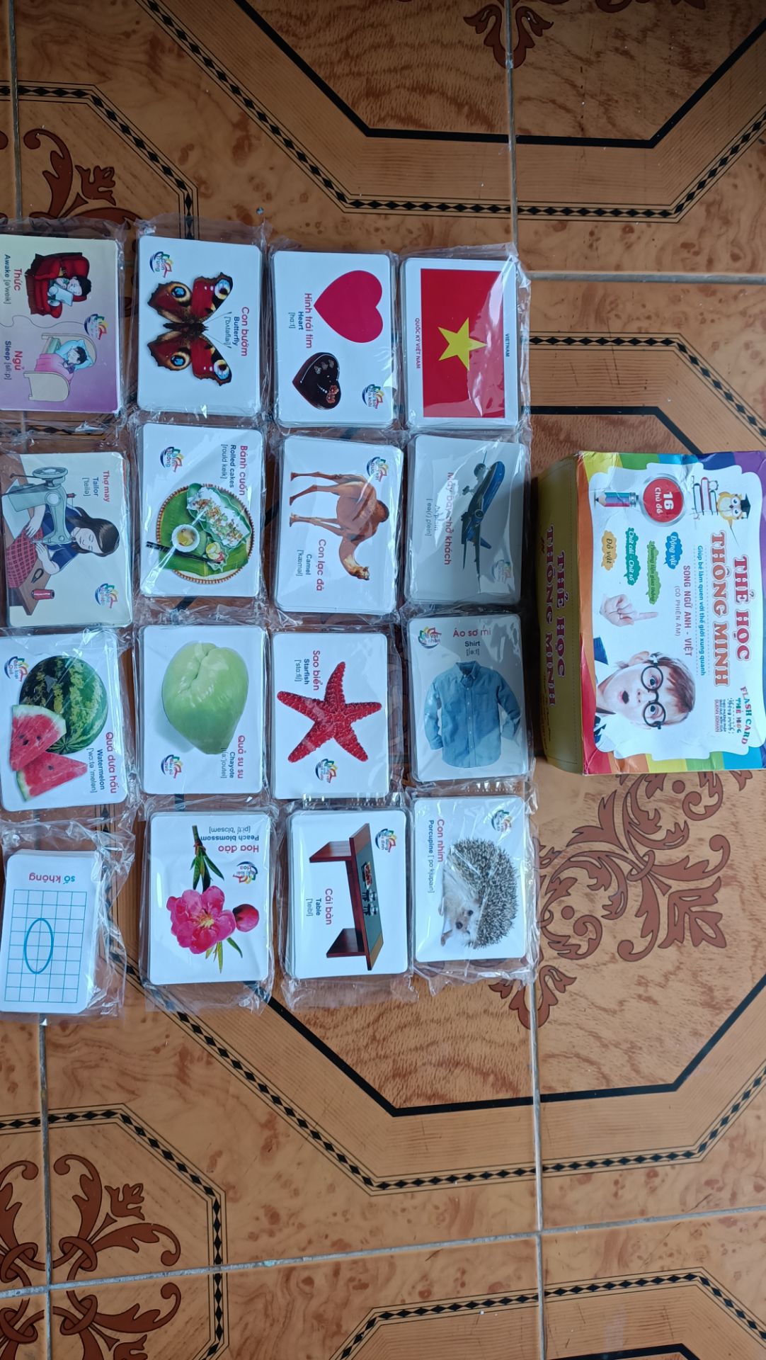 Sản phẩm ổn.
Phần hộp đóng gói  hơi nhàu nhĩ.
bên trong có 15 chủ đề song ngữ. còn 1 chủ đề số và chữ cái thì chỉ có tiếng Việt thôi. 
Thẻ in khá chắc chắn, màu sắc tươi, rõ, đẹp. Bé rất thích.