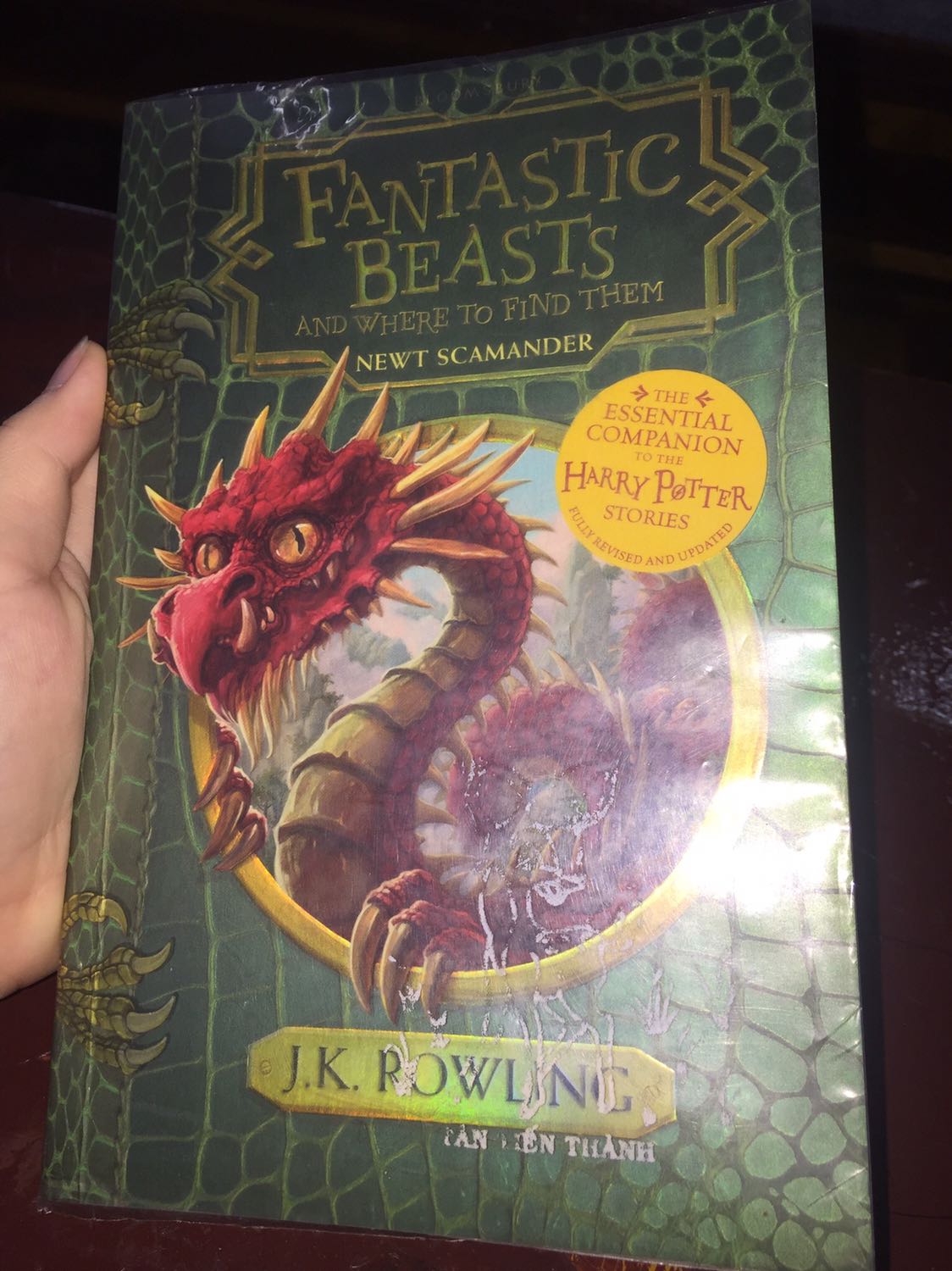 Tiki giao đúng ngày
Sách đẹp, bìa nổi sờ thích lắm, trình bày rõ ràng
Nội dung thì khỏi bàn rồi, vẫn thú dzị như bộ truyện HP, ở cuối có phần trắc nghiệm xem các bạn có hợp với nghề Magizoologist như Newt Scamander không đó nha =))