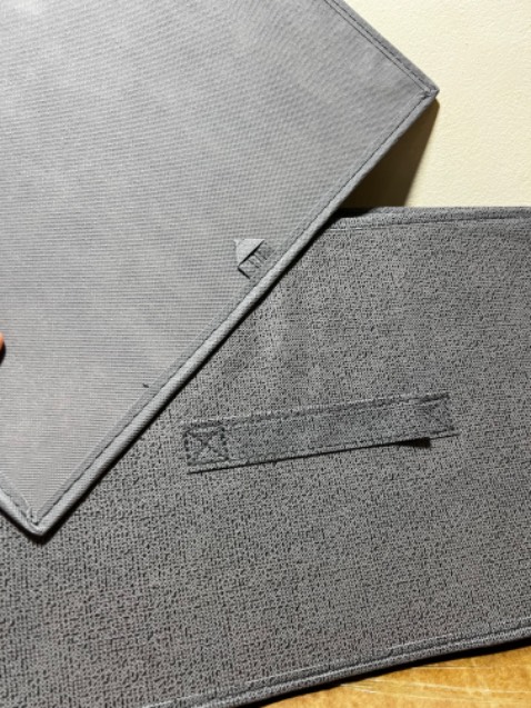 Hộp dày dặn cứng cáp đựng được khá nhiều đồ màu sắc sang lắm giống ảnh mẫu. Hộp có kèm nắp liền gấp lại đc nha mn. Mình mua về cho cả bố mẹ thấy để phòng khá sang. Tuy nhiên vải phần đế mình thấy hơi mỏng chút nhưng để đồ là vừa. Giao hàng ko nhanh lắm nhưng lần sau vẫn ủng hộ tiếp