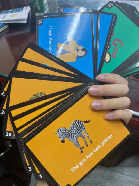 Thẻ dễ cầm chắc chắn, mực in đều và có lớp chống xước, rất dễ học và ship rất nhanh chưa đến 2 hôm mà nhận dc rồi