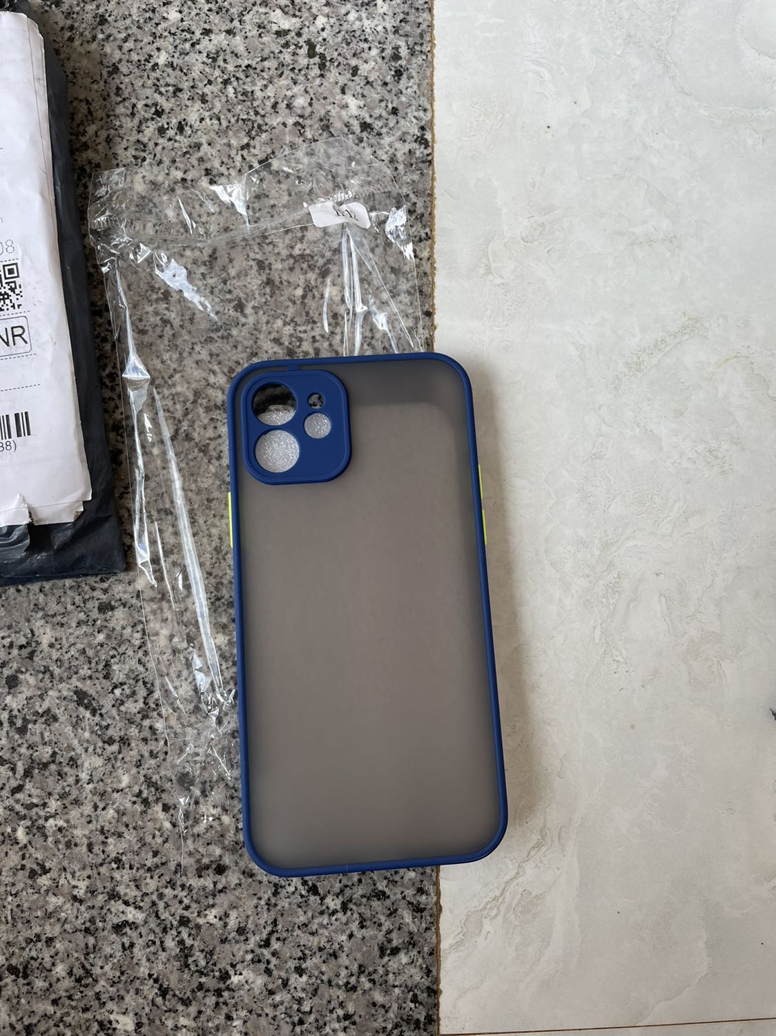 Đặt một mẫu thì giao mẫu khác. Đã vậy đặt 12pro mà giao 12 thường. Đợi 2 tháng mới giao mà giao vầy đây.