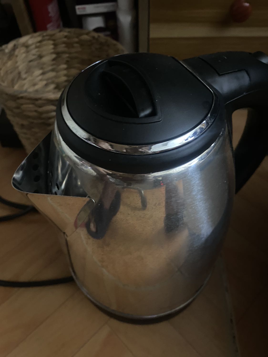 Bình nấu nhanh, tiêu thụ điện cũng ác chiến, người thường xuyên sử dụng nước nóng nên mua sản phẩm loại này. Trong quá trình sử dụng nên cẩn thận phần tay nắm, nhiệt toả ra khá nhiều nên khá nóng. 
Đề xuất : Nên mua