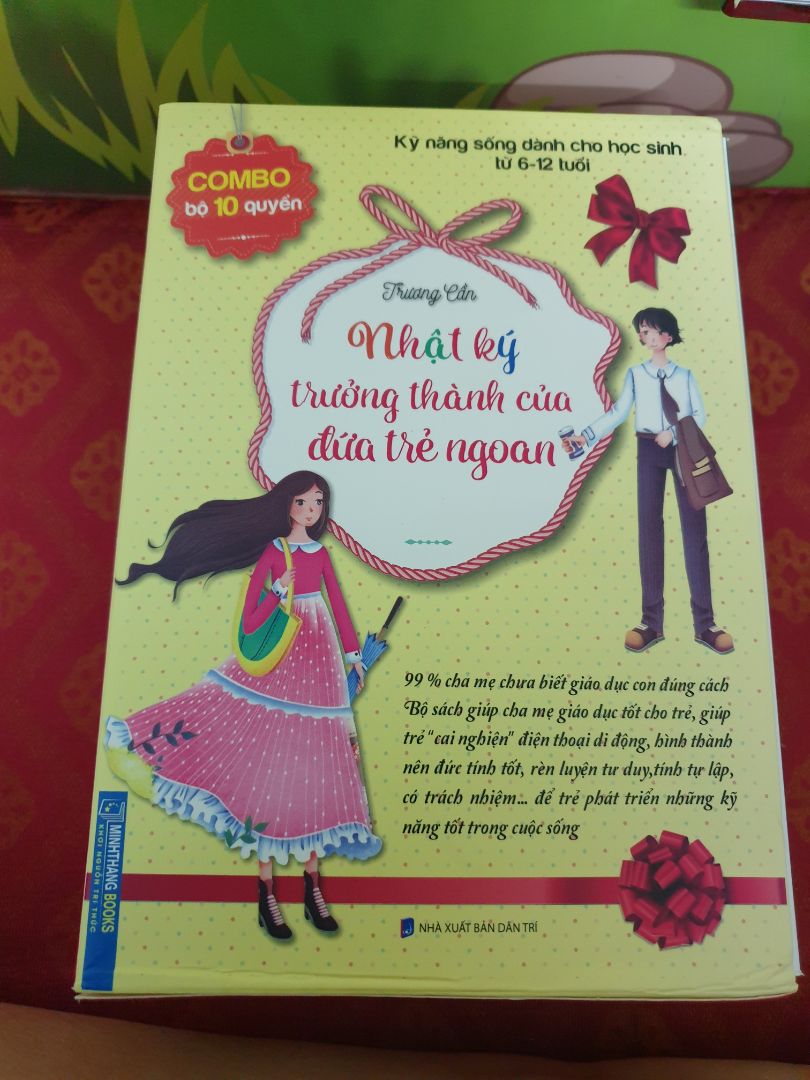 Bộ sách gồm 10 quyển với 10 chủ đề khác nhau.Cách viết của mỗi quyển là những câu chuyện ngắn chứa đựng những thông điệp của chủ đề đó, sau mỗi câu chuyện là sự đúc kết qua" Bài học trưởng thành". Vì vậy, việc đọc sách khá thú vị, ko giáo điều, sáo rỗng, dễ hiểu, dễ cảm.Và tác giả có thêm mục "Nhật ký đọc sách của tôi" để trẻ có thể ghi những cảm nghĩ của mình.Điều đó thật sự rất hay.
Các ba mẹ nên mua bộ sách này cho con mình đọc