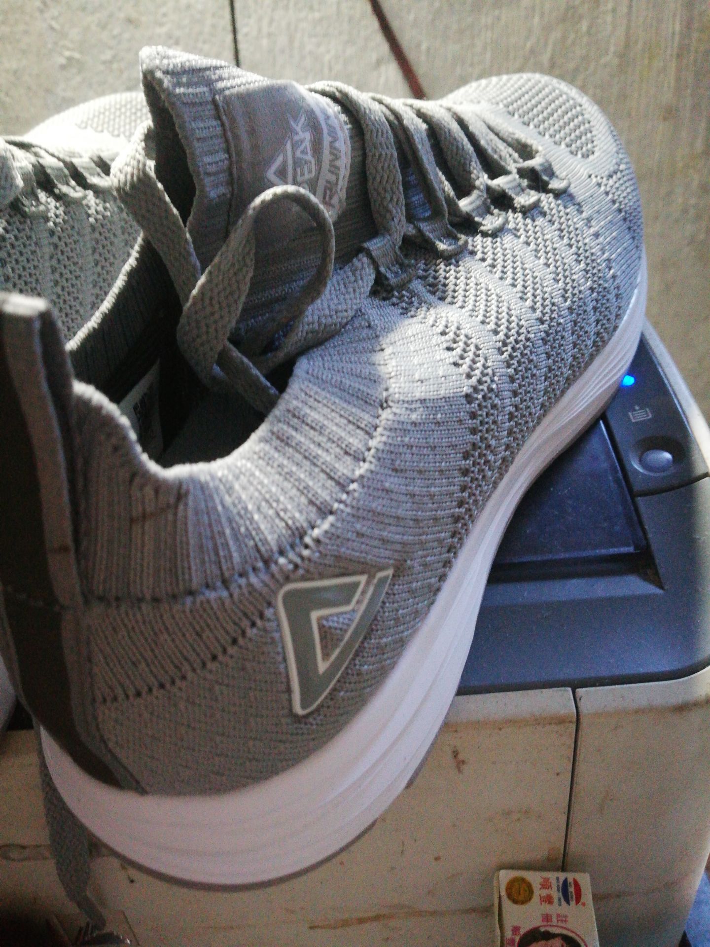 Đường chỉ không sắc nét. Giày êm.