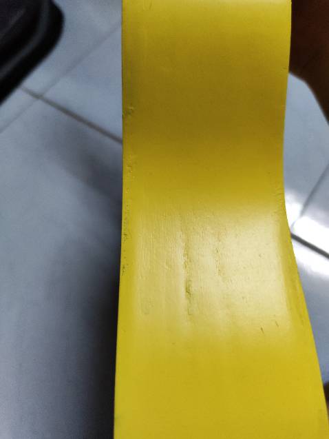 Đàn rất tệ, gỗ sần sùi, nứt nẻ.
Sơn đàn nham nhở, tạm bợ.
Các khớp nối mặt gỗ trên thân đàn hở, có nhiều lỗ.
Gỗ của phím đàn khô như khúc củi, phủ sơn sơ sài.
Nói chung độ hoàn thiện của đàn cực thấp.
Không đáng tiền.