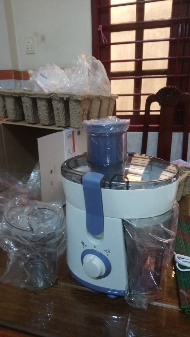 Hộp hơi móp xí nhưng bên trong máy vẫn ok, mình cắm thử để ép mấy múi bưởi thì được 1 ly nhỏ như hình, bã thì còn hơi ướt, mà ko sao lấy cái ray chắc ra thêm được xíu nước, với giá tiền vậy thì mình nghĩ gia đình xài cũng ổn rồi.
Máy kêu không quá lớn, có 2 nút dành cho trái cây rau củ mềm và trái cây rau củ cứng hơn. Gỡ ra rửa cũng dễ. Màu trắng xanh thì nên lau chùi cất kỹ sợ mau bụi dơ.