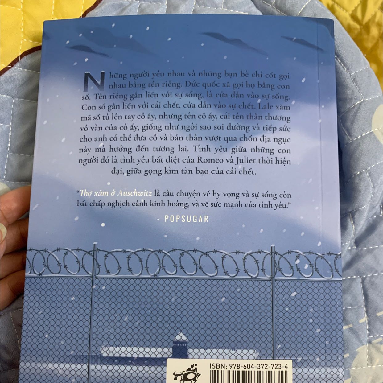 Bìa sách đẹp, nội dung cũng thật đẹp. Mua lại lần nữa để đem tặng. Đọc đi các bạn ơi, 1 câu chuyện xứng đáng được nhiều người biết đến ^_^