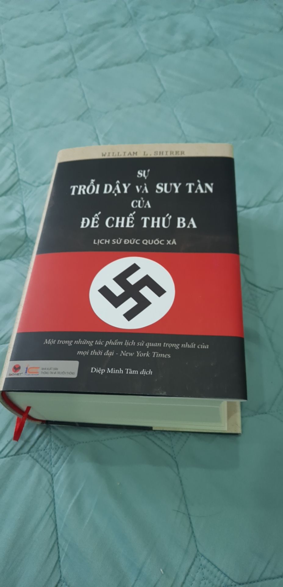 Mình đã đọc cuốn này rồi nên muốn mua bản cứng. Sách chất lượng tốt, ban đầu mình cố tìm ấn bản của nxb Tri Thức, nhưng khi đặt cuốn này ko thấy thất vọng. Mìn cảm thấy khá hài lòng. Giao hàng nhanh do mình chọn giao trong ngày. Tuy nhiên đóng gói chưa tốt, cuốn sách đẹp và giá trị nhưng không có bọc chống thấm, chỉ có lớp hộp carton và giấy chèn 1 mặt. chất lượng hộp cacton cũng ko đẹp như xưa