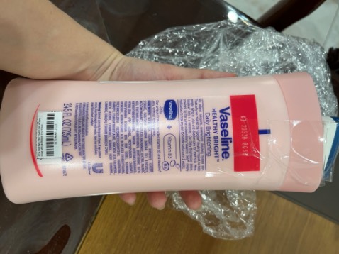 Giao hàng rất nhanh. Đặt hôm trước, hôm sau nhận được ngay. Đóng gói cẩn thận. Lotion màu hồng, thắm nhanh trên da, chắc do mình quen mùi hương nhẹ rồi nên thấy mùi này hơi nồng xíu. Chai to lắm, giá so với kích thước thì giá quá okay rồi. Lần đầu sử dụng nên mình không đánh giá sâu về sản phẩm.