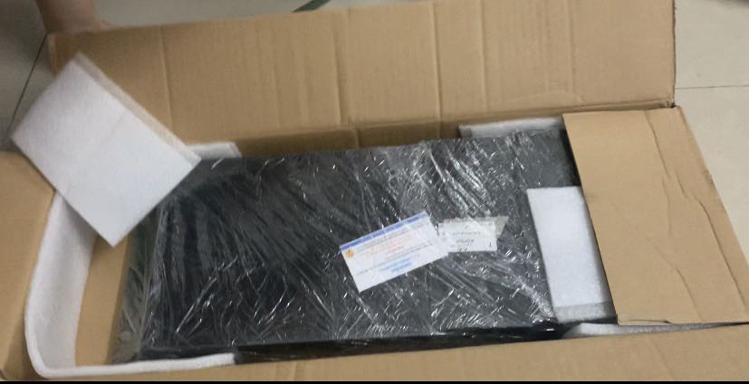 Đóng gói chắc chắn, giao hàng nhanh, đầy đủ. Gỗ phẳng đẹp, ko bị bong tróc các góc, các lỗ khoét ko bị lệch. tuy nhiên có điểm trừ là có vài mặt kệ bị lem vệt như hình, lau ko hết. Nhìn chung sản phẩm tốt, đáng tiền, sẽ ủng hộ shop tiếp.