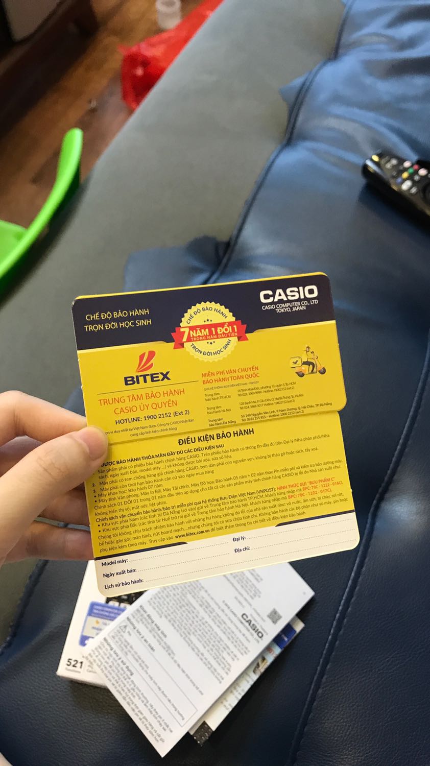 Mình dùng máy này được 3 năm rồi, rất ưng ý. Dùng 3 năm mà vẫn rất mượt, chỉ mới thay pin có 1 lần và mờ phím “=“ do bấm nhiều quá:)) còn lại vẫn mới tinh. Mỗi tội nắp màu trắng nên dễ bẩn. Nay mua cho em trai. Soi tem chống giả đúng là hàng thật, mua trên này rẻ hơn 3 năm trước mình mua. Trước mua hơn 600 nay mua còn 523k. Giao hàng nhanh nữa, đang mùa dịch mà từ tp HCM ra HN mất chưa đến 3 ngày. Nói chung là hài lòng🥰