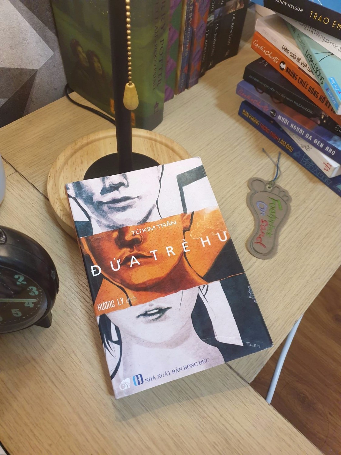 Mặc dù Tiki giao hàng sách xấu voãi luôn, nhưng mà tui bỏ qua hết tất cả vì nội dung quá hay. Cái kết ở những trang cuối đọc mà rợn người. Có bạn nào biết quyển khác của Tử Kim Trần ko? Recommend cho mình với..đa tạ