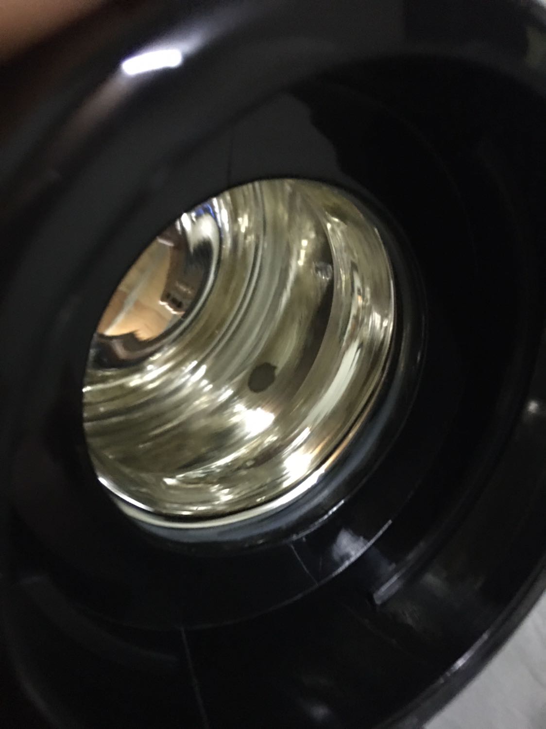 Giao bình bị lỗi, mình có nhắn tin trên app mà ko thấy cửa hàng trả lời. Gọi cho tổng đài tiki thì bên tiki đã xử lý và nhận bình về lại, đang chờ đổi lại hàng mới. Mua trên tiki nhiều lần nhưng lần đầu gặp phải