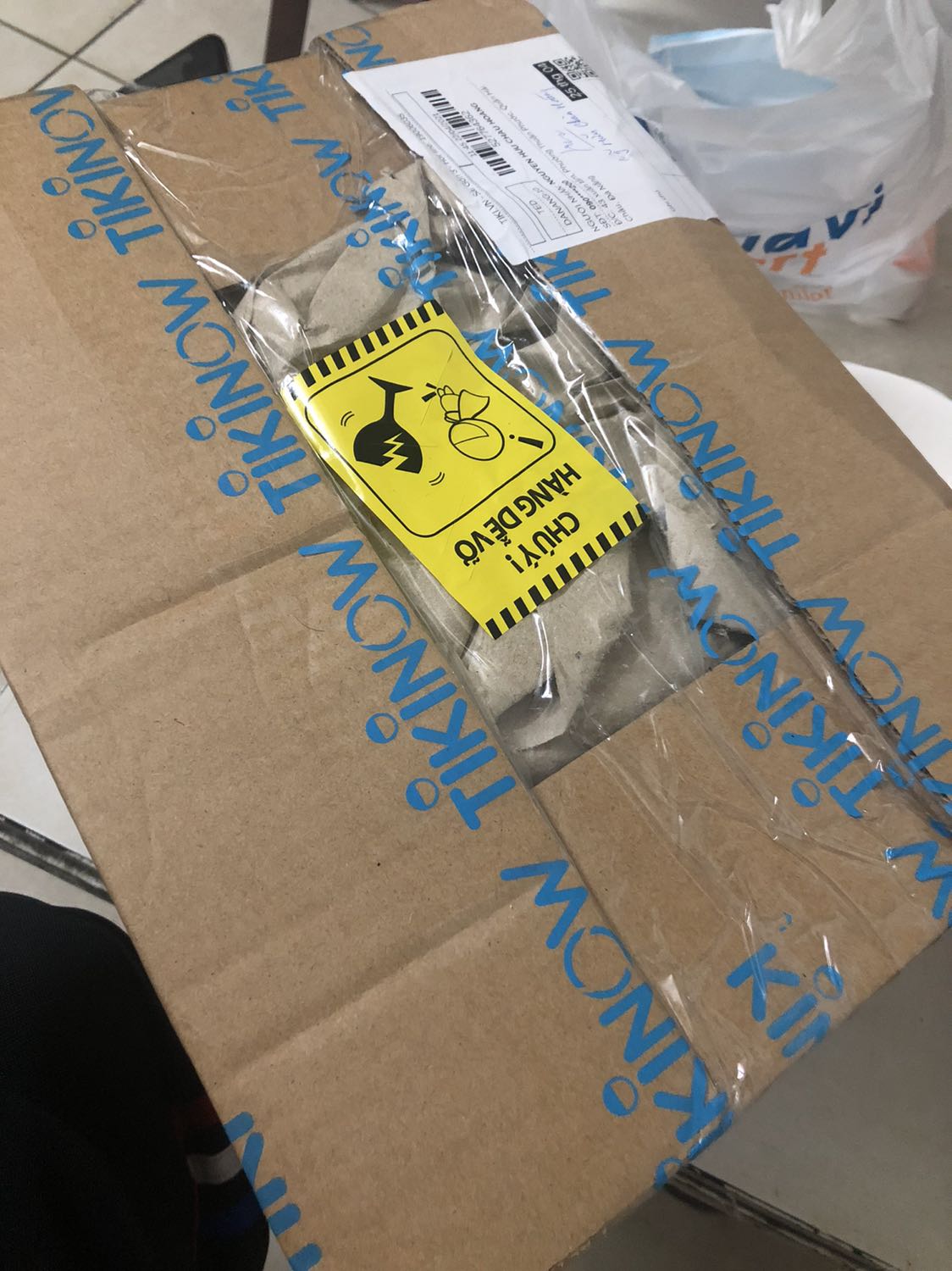 Mới khui hộp , chưa sử dụng , nhìn chung hàng còn nguyen vẹn, tiki đóng gói kỹ.  Điểm trừ ,là hàng có bụi mịn bám quanh ấm, tiki cần lưu ý vệ sinh máy cho khách nhé.
Tuy nhiên hay mua hàng tiki , thì tiki bảo hành và hỗ trợ sau bán hàng rất tốt, vi thế vẫn cho 5 sao.