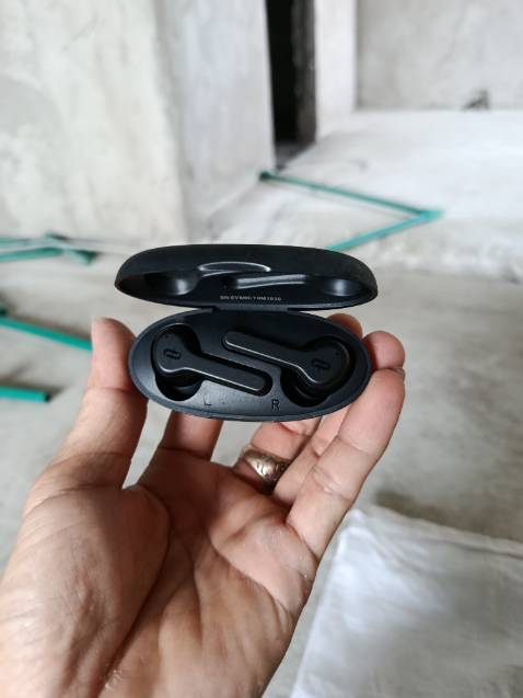 Hàng j đâu k xài đc, k kết nối với đt không được, không dùng cũng hết pin, nản