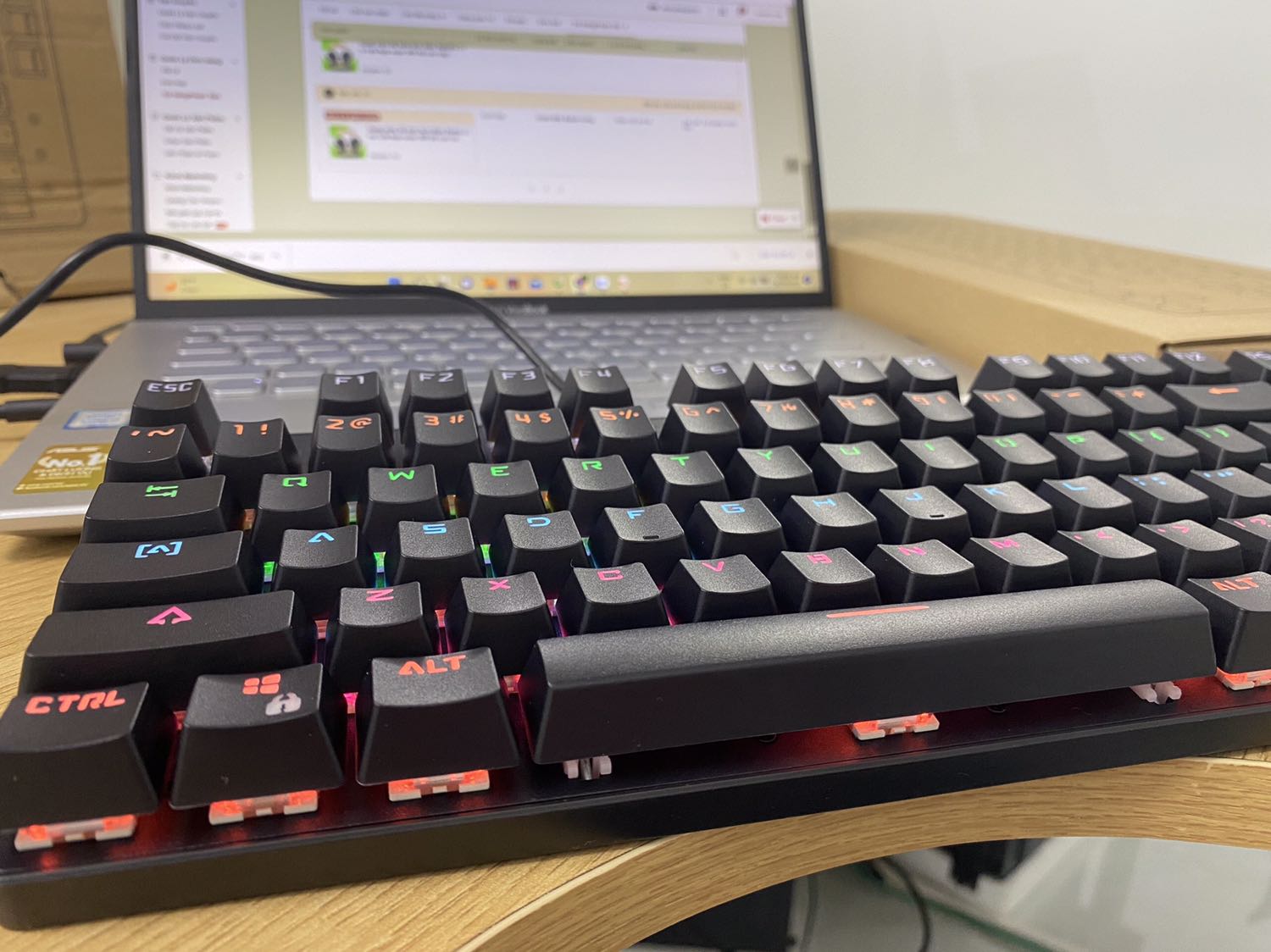 Ok quá shop ơi.Giao hàng nhanh, đóng hàng chắc chắn, màu đẹp, rất ưng nhé..., tiếng gõ phím nghe rất phê nha. Mà bấm cũng nhạy, k bị trễ. Buổi tối mà bật đèn led nhấp nháy thì quá đẹp luôn. Ncl chất lượng tuyệt vời, đáng tiền mua nhé. ae múc ngay em này đi, quả shop uy tín nhiệt tình. ưng cái bụng Ok quá shop ơi.Giao hàng nhanh, đóng hàng chắc chắn, màu đẹp, rất ưng nhé..., tiếng gõ phím nghe rất phê nha. Mà bấm cũng nhạy, k bị trễ. Buổi tối mà bật đèn led nhấp nháy thì quá đẹp luôn. Ncl chất lượng tuyệt vời, đáng tiền mua nhé. ae múc ngay em này đi, quả shop uy tín nhiệt tình. ưng cái bụng