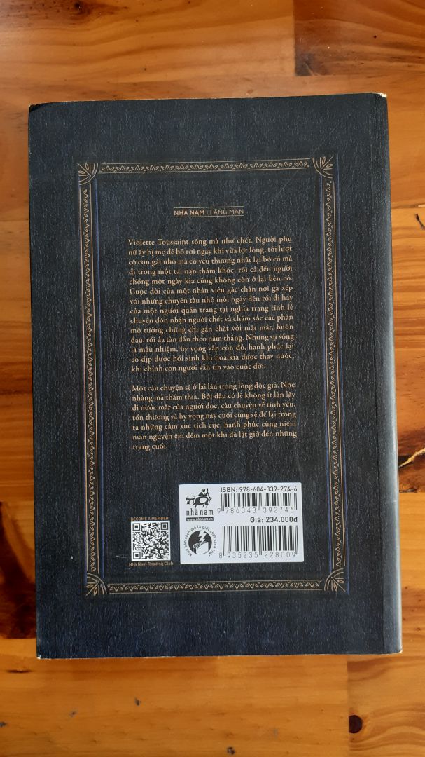 Cuốn sách là sự lồng ghép những câu chuyện hiện tại - quá khứ, từ những góc nhìn khác nhau dần hé lộ cho người đọc về câu trả lời của từng nhân vật. Giọng văn của nữ tác giả đậm chất văn chương Pháp bởi sự bay bổng và thâm thúy của nó. Cách xây dựng nhân vật khá thú vị, đặc biệt là Violette - một nàng thơ đầy hoang dại nhưng cũng rất dịu êm.