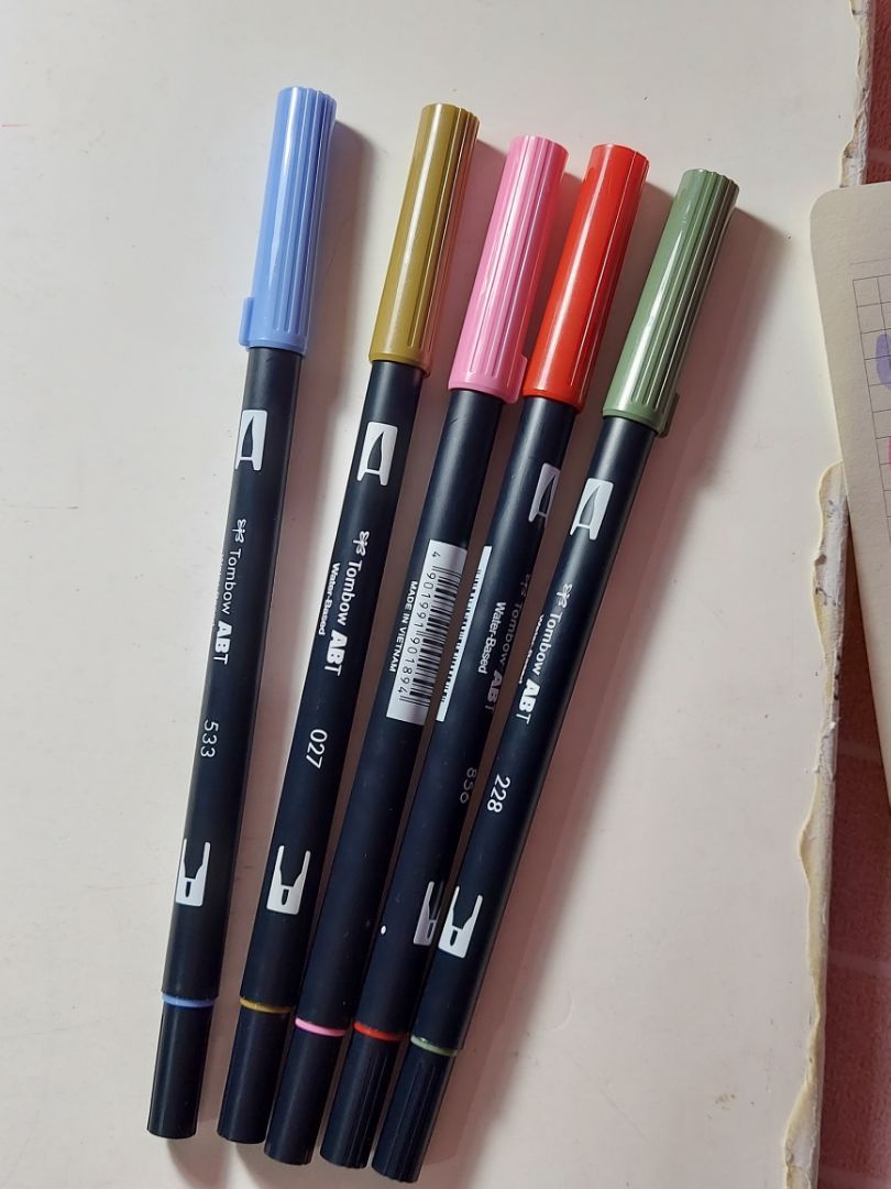 trời ơi , bút sale từ hơn 50 xuống còn 30k phải chốt ngay . Bút xinh xỉu đặc biệt màu 533 ấy xuất sắc luôn . Chất lượng tombow khỏi bàn .Nhưng nhiều bạn cho rằng bút cũ nhưng mình nhận được thì rât mới nha mọi người 👍