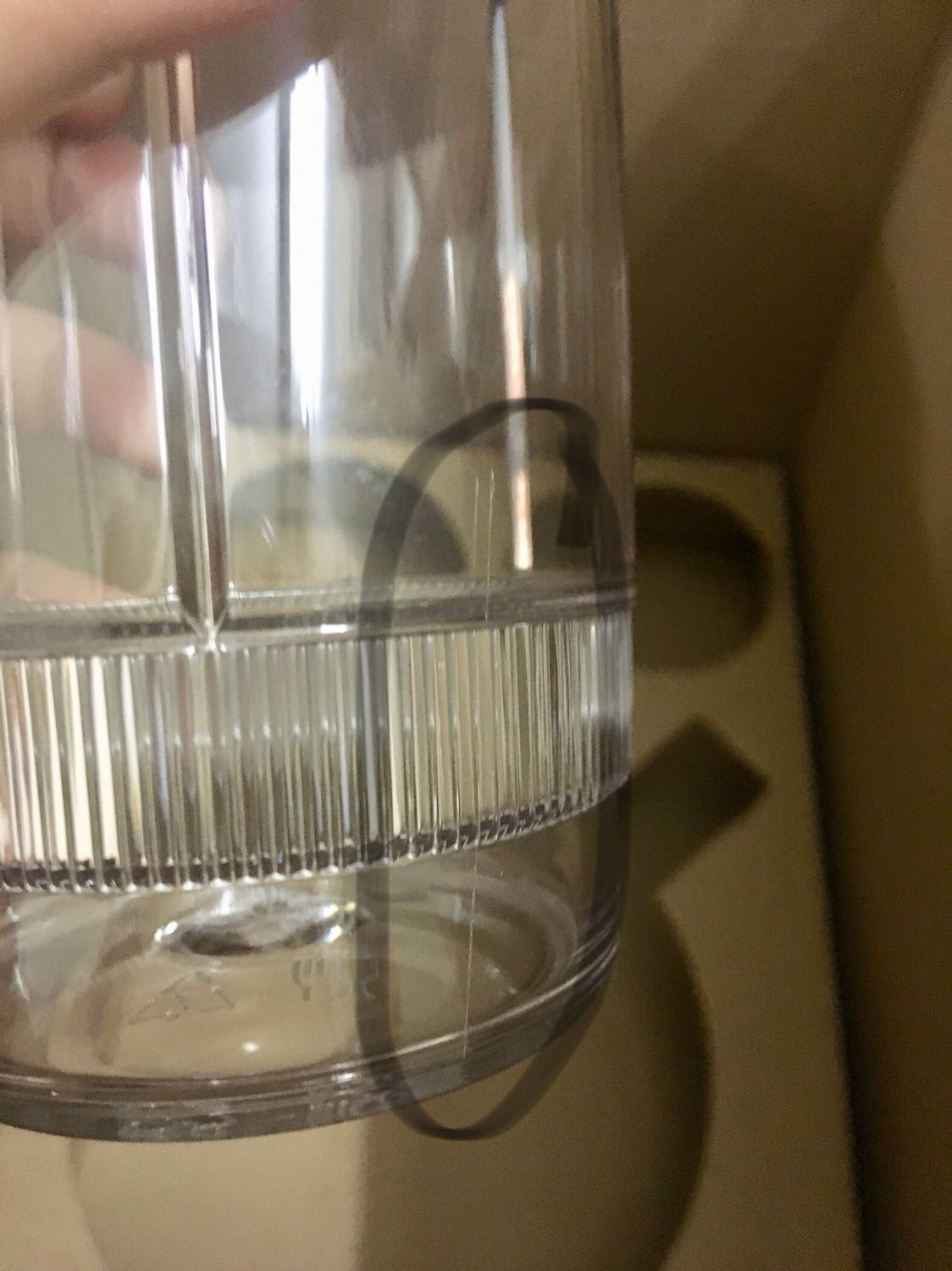 CỐI ĐỂ XAY SINH TỐ BỊ NỨT! 
Mình nhận hàng được gần 1 tuần, chờ *** thử đủ 3 cối mới viết đánh giá lần 1. Nhìn chung động cơ và các cối xay đúng theo quảng cáo và mong đợi của mình. 
Tuy nhiên, ngay sau khi nhận hàng mình thấy cối xay sinh tố của mình bị nứt 1 vết như hình. Tiki liên hệ với mình sớm để đổi cho mình cối xay sinh tố khác nhé. Mình cảm ơn.