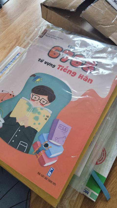 Sách dày dặn, in đẹp, các nét chữ rõ ràng, có tặng kèm đĩa CD. Bút bay màu phù hợp luyện chữ