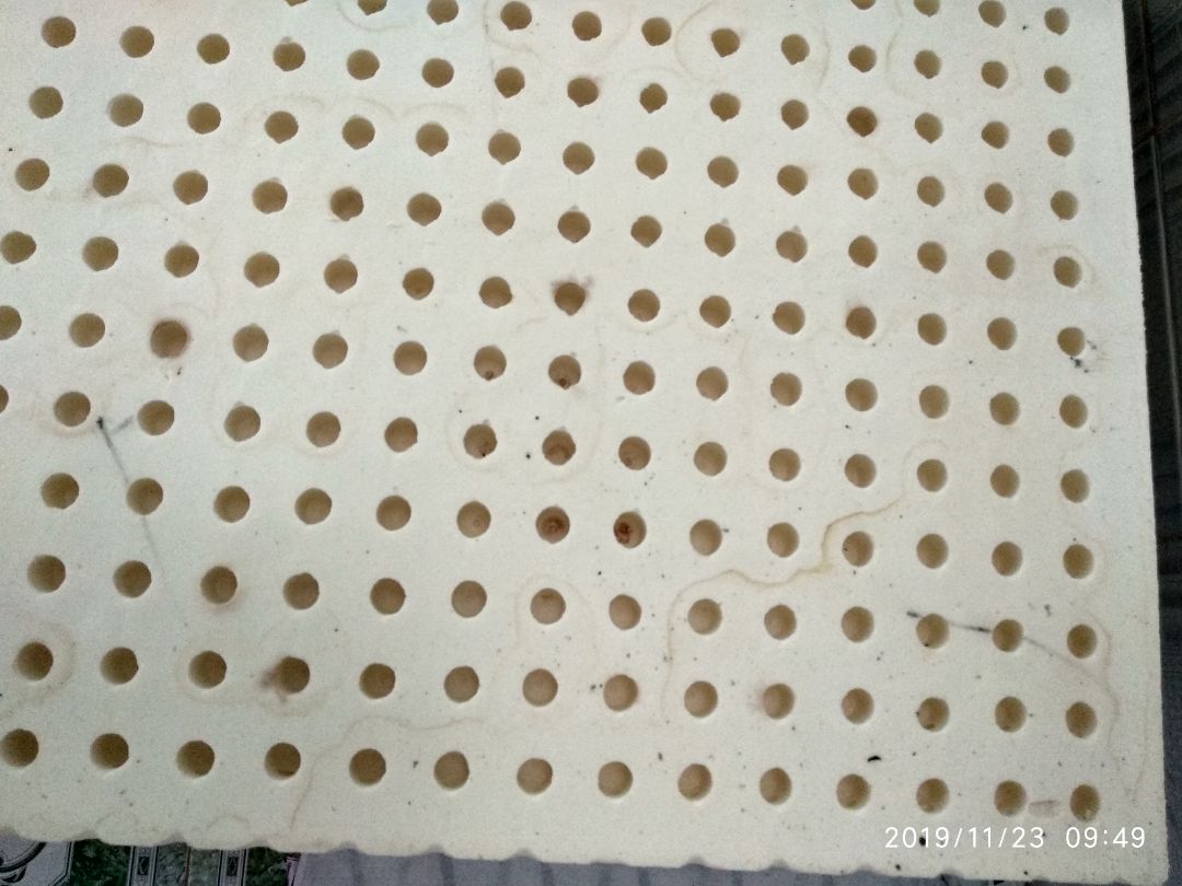 Nệm mới mua về đã như thế thật sự là rất không hài lòng, cảm giác nệm không được mới. Nệm này cũng rất nặng mùi :(