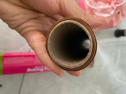 Lúc đầu tưởng giao giấy bạc. Nhìn vên trong mới biết giấy nến, màu đẹp, phù hợp trang trí món ăn bánh nướng