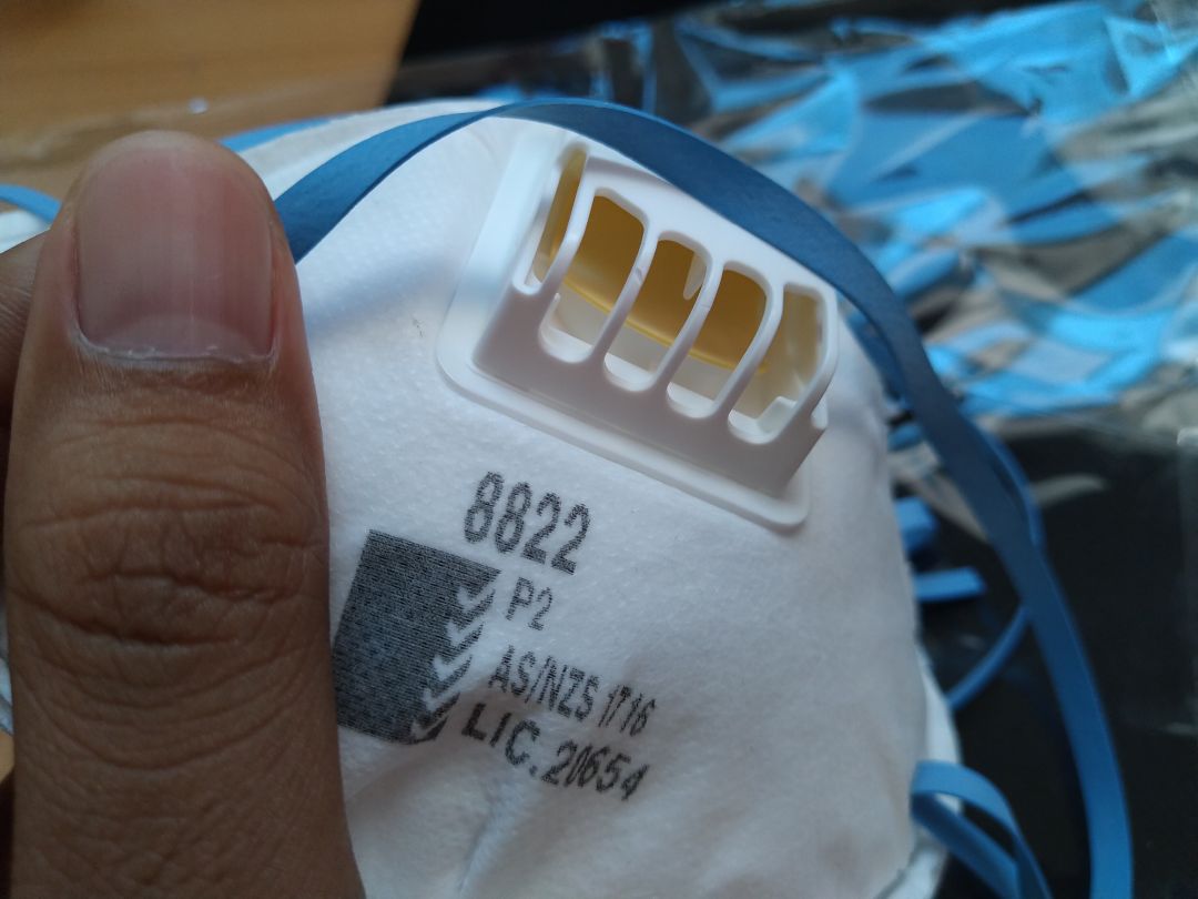 Hàng chính hãng. Có nẹp mũi kim loại có đệm mút, van thở, dây quàng đầu. Nắp van thở tháo lắp, thay được. 3 lớp được viền cẩn thận, thấm mồ hôi cực tốt.. Hơi thít mặt, chỉ nên đeo 2-4 tiếng đổ lại.