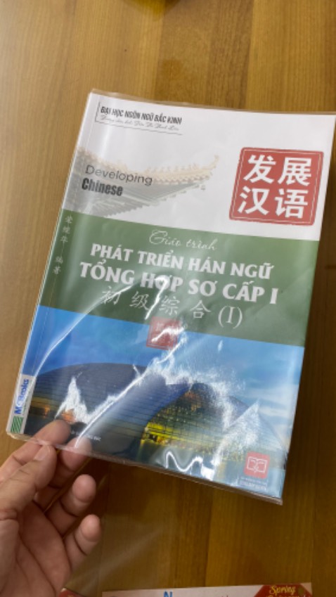 Lần đầu tiên đặt sách mà nhận được sách với bookcare ưng ý vô cùng. Mấy năm nay toàn nhận sách với bookcare “làm cho có”, có bookcare chỉ  choàng qua bìa được 1-2cm. Còn đơn vị bán sách này làm bookcare rất chỉn chu, đường cắt thẳng tắp, đầy đặn, vừa vặn. Quyết định đặt thêm mấy cuốn nữa tặng tongxue.