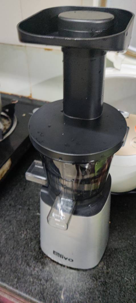 Máy nhỏ gọn hoạt động êm, ép trái cây kiệt nước khoảng 95%. shop giao hàng nhanh đầy đủ.