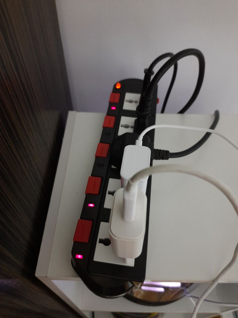 Hàng đúng như thông tin mô tả. Đóng gói kỹ càng, đag trong mùa dịch mà cũg có đc hàng để xài. Mình chân thành xin cảm ơn đội ngũ tiki đã hỗ trợ.

Đây là lần thứ n mình mua ổ điện bên điện quang. Ổ điện khá bền theo thời gian, những ổ trước mình mua và đã sử dụng cho tới hiện tại, vẫn k bị hư hỏng j, vẫn còn nguyên như mới, nút bấm bật tắt vẫn còn kêu cạch cạch.

Lưu ý: nếu muốn ổ điện xài bền lâu thì nên hạn chế rút và cắm dây liên tục nhé.

Điểm trừ là giá thành hơi cao so với những sản phẩm ổ điện khác.

Tổng kết: 90/100.

Ai đọc lướt quá bình luận thì cho mình xin 1 subcribe cho kênh youtube AIOChannel (logo với phông nền xanh nhạt, chữ O tròn đỏ có chữ A màu xanh đi kèm)

Mình xin chân thành cảm ơn nhiều nhiều.