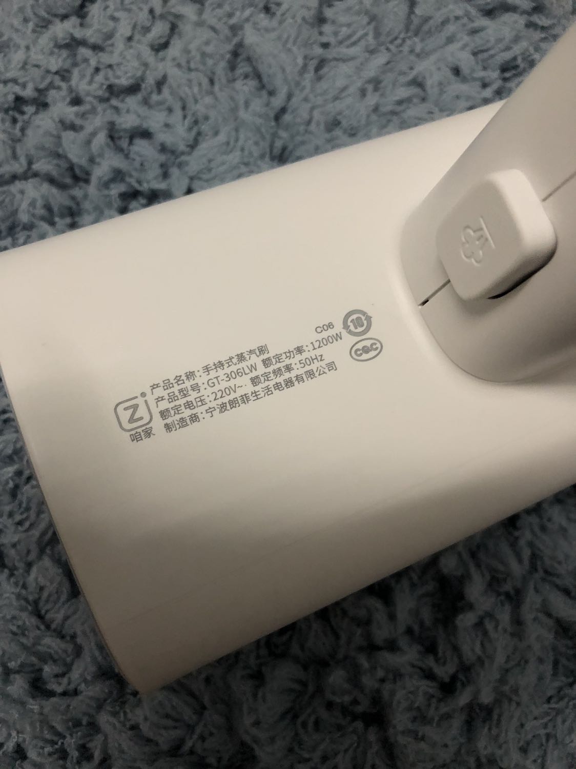 Mua về 3 ngày rồi mình mới có tg thử sp. 
- Ủi Ko thẳng được đồ, chỉ đồ mỏng thì tạm ổn.
- Cảm nhận mình thì công suất thấp chứ ko cao như đã giới thiệu
- Cầm nặng mỗi tay, lượng nước thì ít 
- Mẫu mã thì đẹp nhìn sang, ủi cứ phải lấy ngón tay nhấn giữ mãi thì quá mệt mỏi
- Chui cấm 3 chấu nên cần mua đầu đổi nha