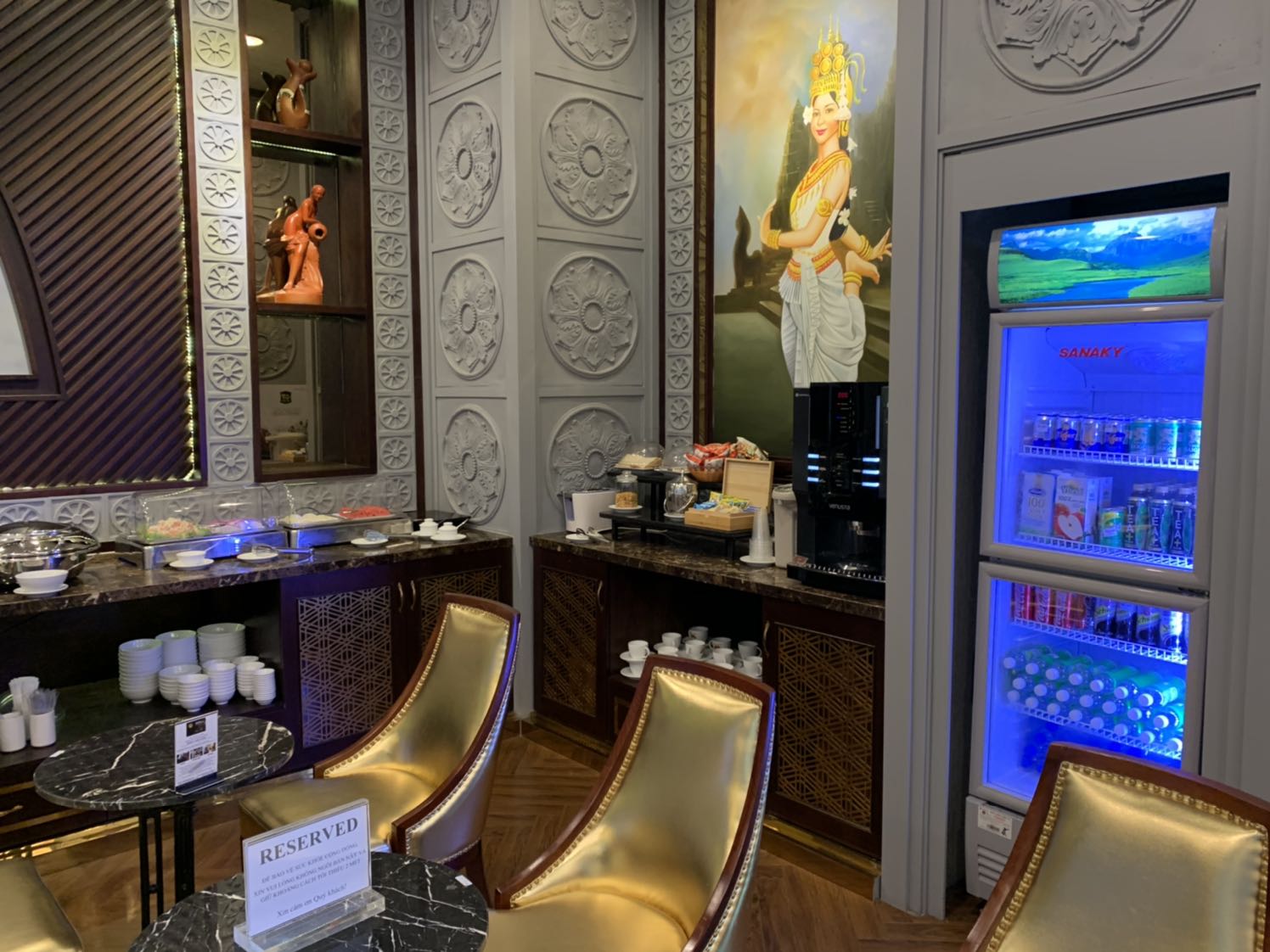 Không gian khá rộng rãi, thiết kế đẹp mắt.  Phòng chờ được sử dụng cho khách hạng thương gia của Bamboo Airways và Vietjet.
Do khá tò mò về dịch vụ này nên mình đã đặt dịch vụ phòng chờ trên Tiki giá rẻ hơn giá niêm yết một tí.