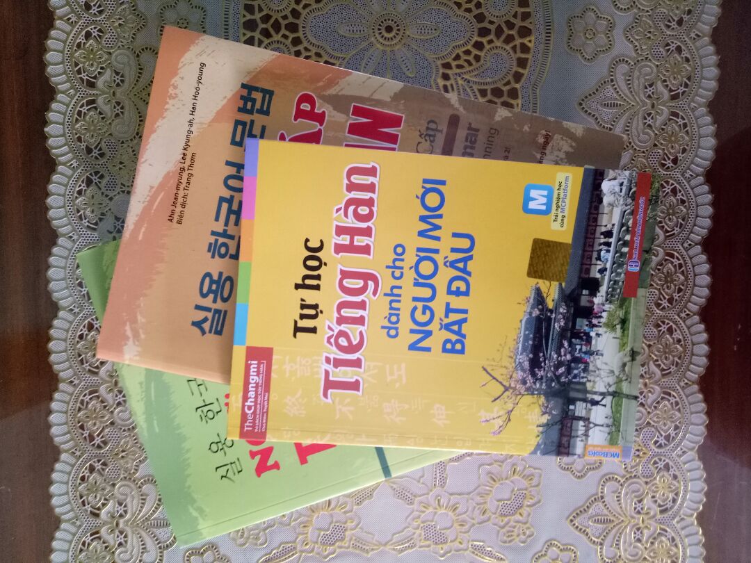 Về 3 quyển sách mình mua, 2 quyển "ngữ pháp tiếng hàn thông dụng" dùng tốt, gáy sách được may & dán rất cẩn thận,chắc chắn. Sách in màu đẹp và những bài nghe được tích hợp cùng app trên điện thoại rất chi là tiện. Về mặt nội dung thì mình tin tưởng tiki sẽ đảm bảo bán hàng thật, chất lượng. Còn quyển "tự học tiếng hàn" thì hơi làm mình thất vọng khi mới dùng được 1 ngày thì bị bung giấy ra tả tơi, vì gáy sách chỉ dán chứ không may ?. Nhưng đỡ là mình cũng không dùng đến sách đó nhiều bằng hai quyển kia. Dù sao cũng mong nhà xuất bản để ý hơn.
Về giao hàng thì tiki giao hàng rất nhanh. Chỉ đặt giao hàng tiêu chuẩn nhưng sáng đặt là chiều đã có. Đóng gói cũng rất gọn gàng. Khi hàng giao đến mình vẫn còn nguyên vẹn. 
Dù giá bên khác cạnh tranh hơn rất nhiều nhưng khi mặt hàng là sách mình vẫn an tâm hơn khi mua tại tiki. Bây giờ mình đã đặt mua thêm cuốn ngữ pháp cao cấp, hi vọng tiki vẫn giữ được phong độ như lần trước. Cũng thích đá bóng cùng Ronaldo nhưng mà thôi, lần này em bơi theo shark Dũng ??